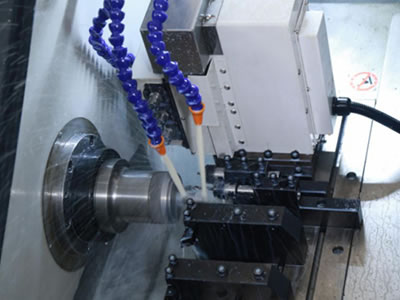 Horizontal lathe operates re-machining on accessories